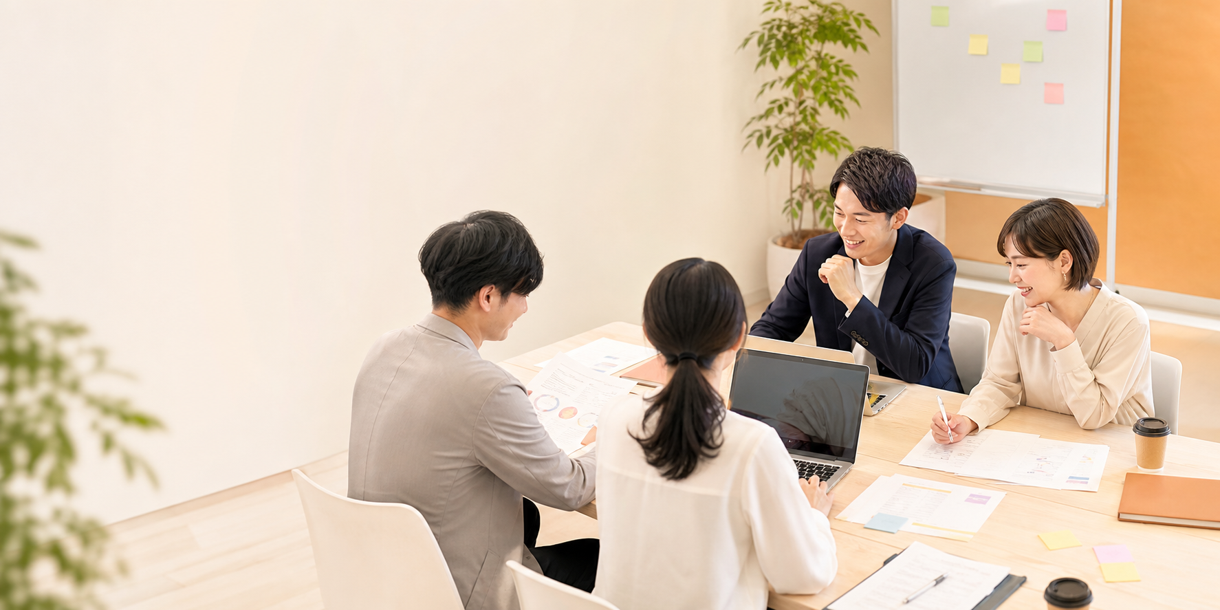 資料とノートPCを使って研修を進めるビジネスチーム
